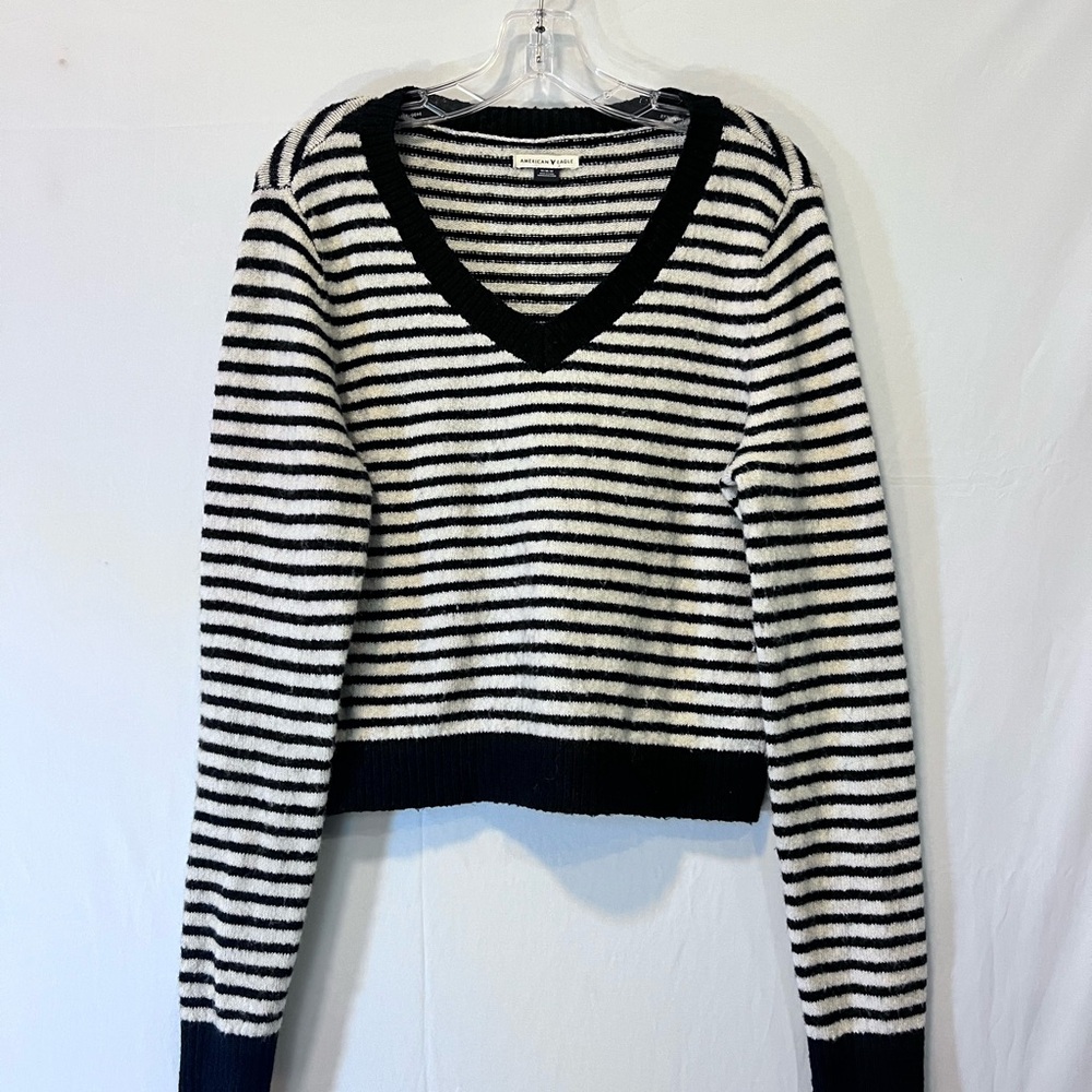American Eagle Cropped Black White Sweater Size Medium V Neck